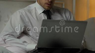 一个人在笔记本电脑上打<strong>周报</strong>，一个忙碌的记者在床上写文章